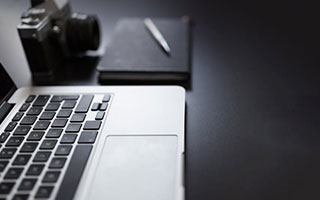 库里携妻出席体育慈善之夜引关注，库里ua