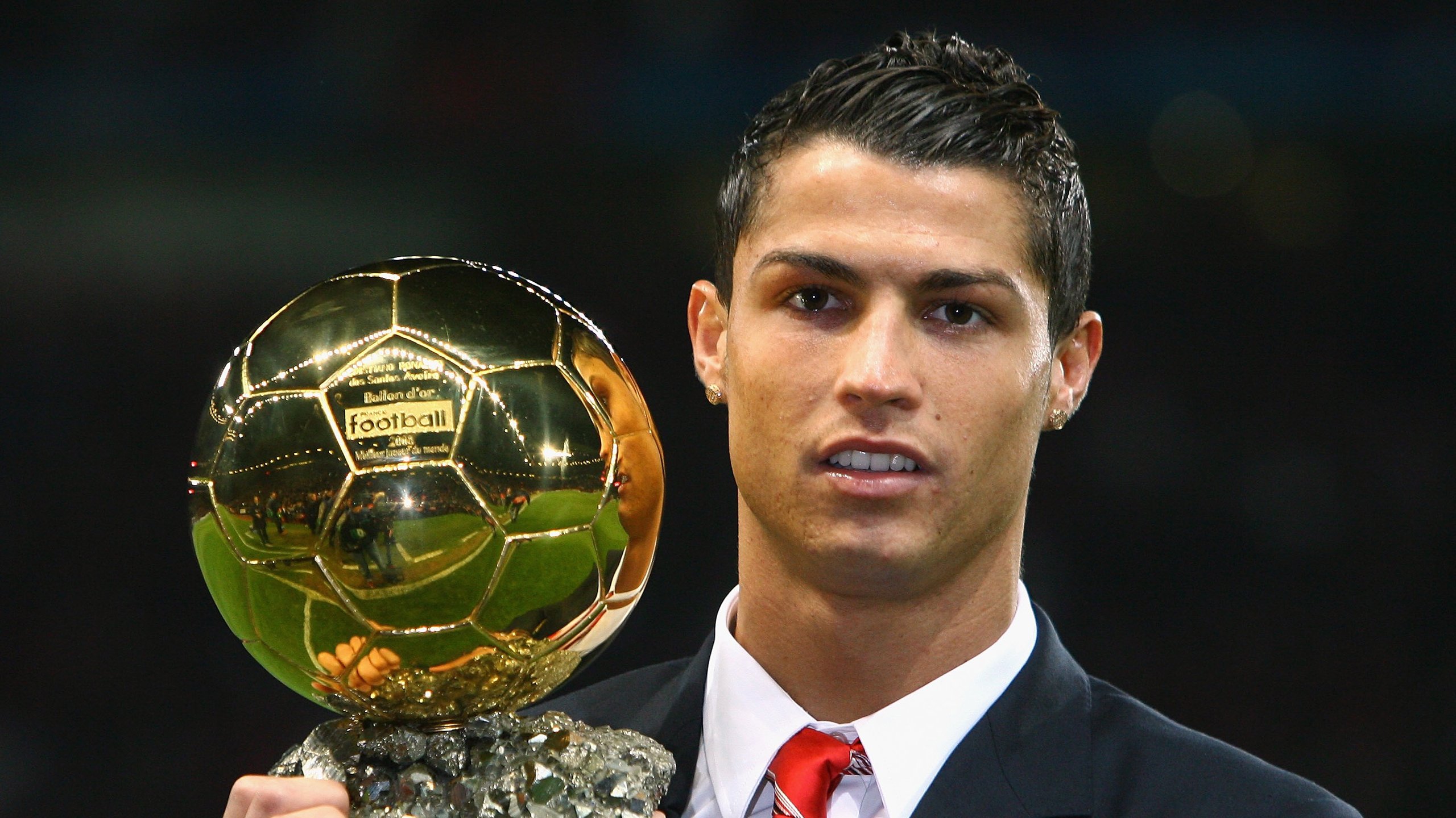 林丹发布个人传记记录羽毛球之路，林丹羽毛球很厉害吗